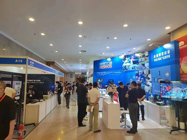 華北工控攜創(chuàng)新產(chǎn)品方案亮相2024中國（北京）機器視覺展.jpg